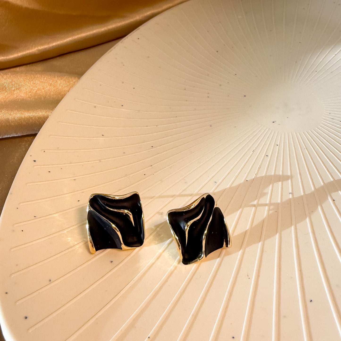 Black-Golden wave Earrings