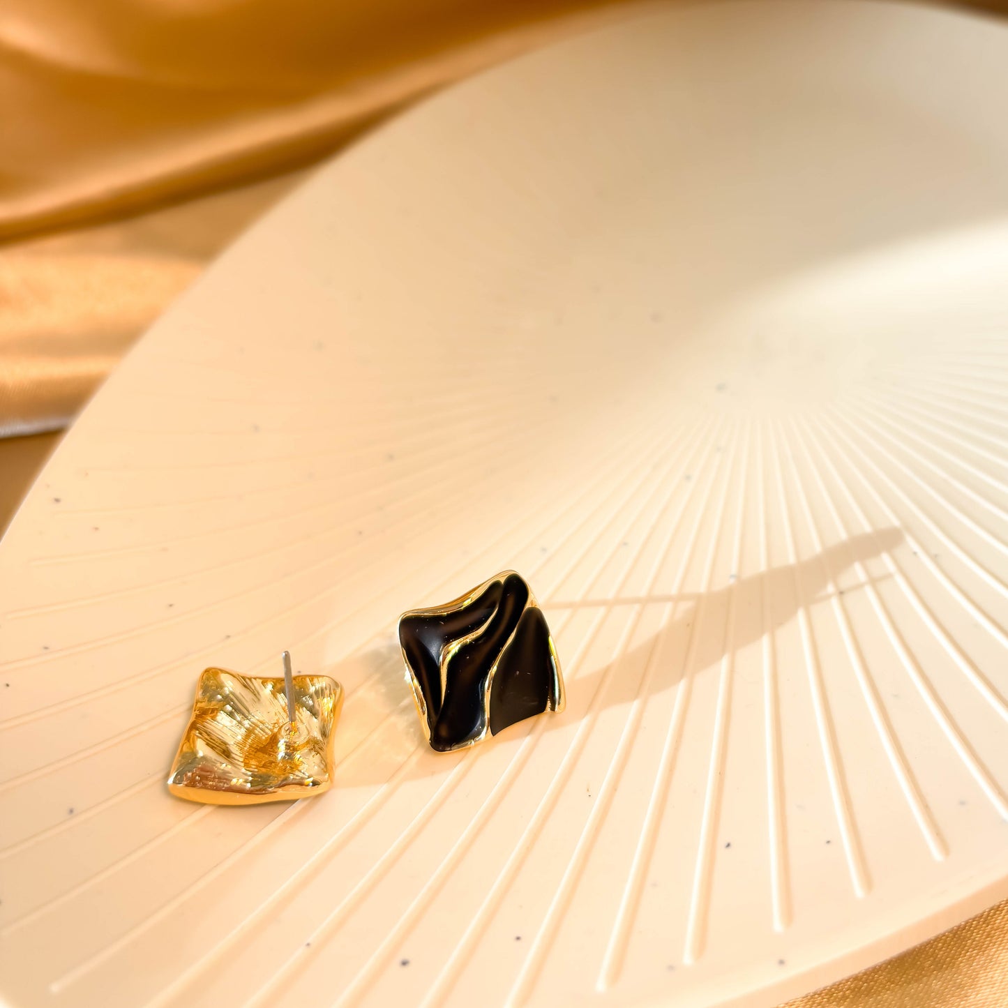 Black-Golden wave Earrings